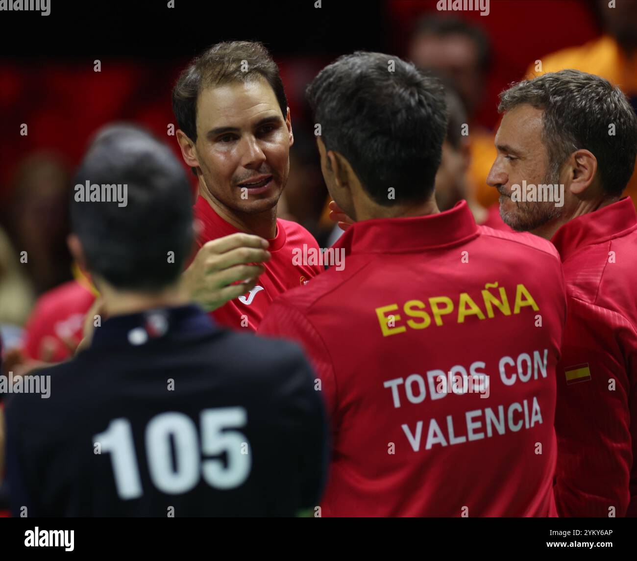 Malaga, Royaume-Uni. 20 novembre 2024. Rafa Nadal, d’Espagne, dit au revoir à son équipe lors d’une cérémonie d’hommage à sa carrière professionnelle alors qu’il se retire de la compétition de tennis professionnel lors de la finale de la Coupe Davis 2024 après avoir été éliminé par les pays-Bas, au Palacio de Deportes Jose Maria Martin Carpena Arena de Malaga. Crédit : Isabel Infantes/Alamy Live News Banque D'Images