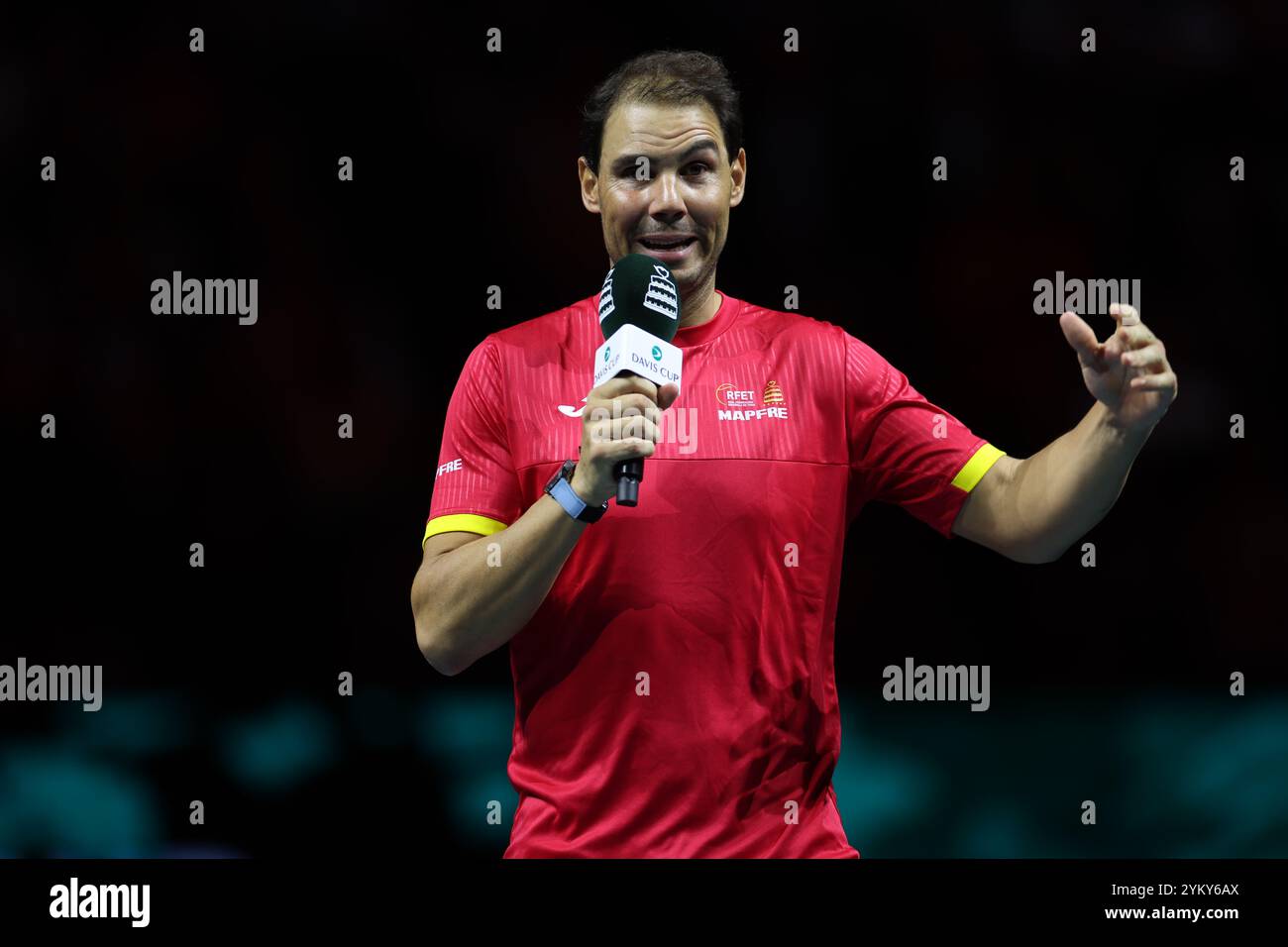 Malaga, Royaume-Uni. 20 novembre 2024. Rafa Nadal, d’Espagne, prend la parole lors d’une cérémonie d’hommage à sa carrière professionnelle alors qu’il se retire de la compétition de tennis professionnel lors de la finale de la Coupe Davis 2024 après avoir été éliminé par les pays-Bas, au Palacio de Deportes Jose Maria Martin Carpena Arena à Malaga. Crédit : Isabel Infantes/Alamy Live News Banque D'Images