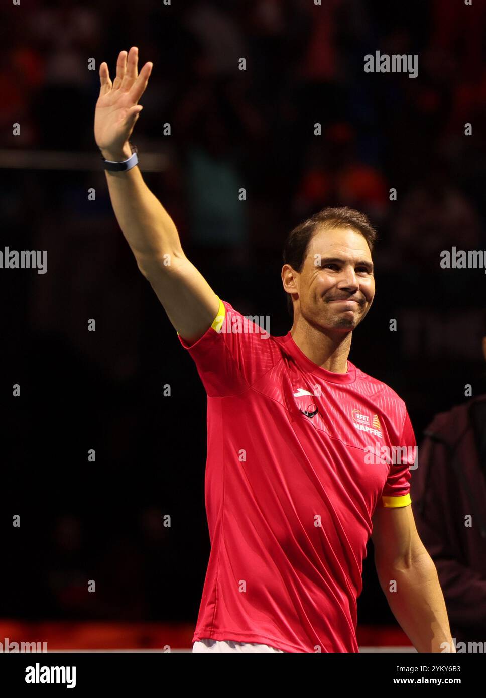 Malaga, Royaume-Uni. 20 novembre 2024. Rafa Nadal, d’Espagne, fait ses adieux lors d’une cérémonie d’hommage à sa carrière professionnelle alors qu’il se retire de la compétition de tennis professionnel lors de la finale de la Coupe Davis 2024 après avoir été éliminé par les pays-Bas, au Palacio de Deportes Jose Maria Martin Carpena Arena de Malaga. Crédit : Isabel Infantes/Alamy Live News Banque D'Images