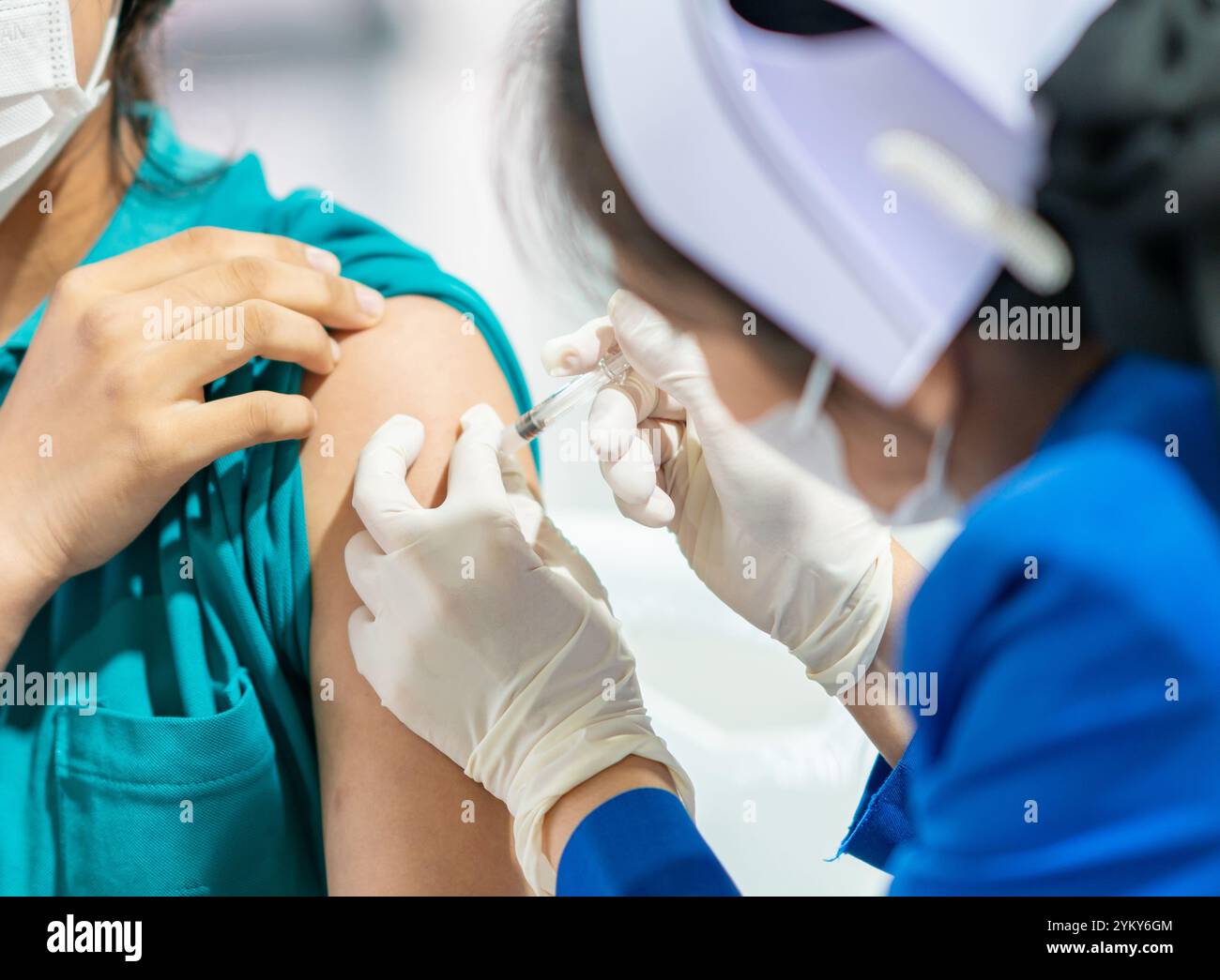 Patient vacciné par l'infirmière à l'hôpital. Banque D'Images