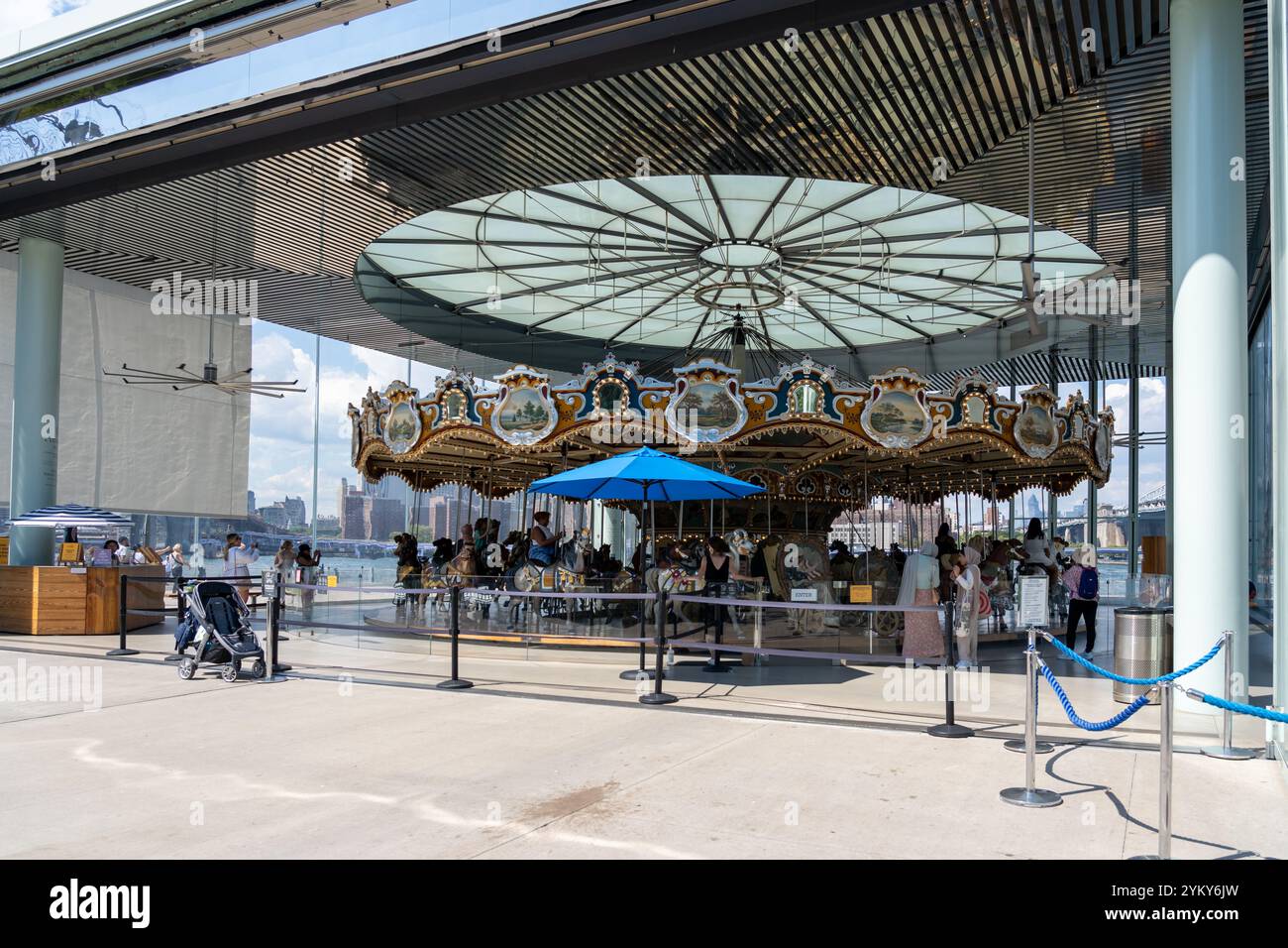 New York City, USA -19 août 2022 : les gens chevauchent Jane's Carousel dans Brooklyn Bridge Park, New York City, USA. Banque D'Images