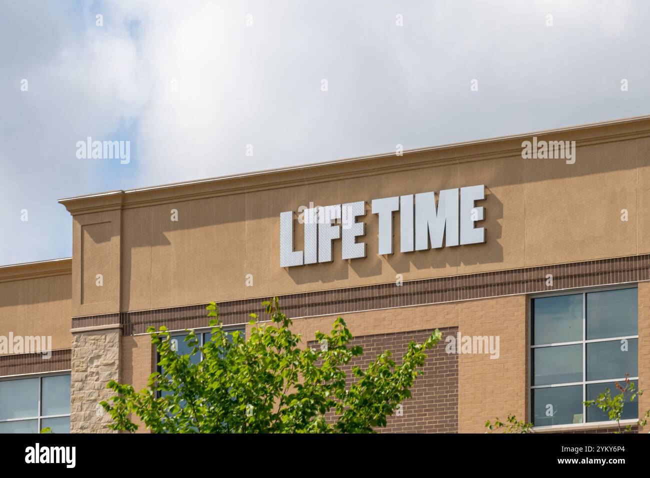 Summit, New Jersey, États-Unis - 23 août 2022 : un logo de vie sur le bâtiment. Summit, New Jersey, États-Unis. Life Time, Inc. est une chaîne de clubs de santé Banque D'Images