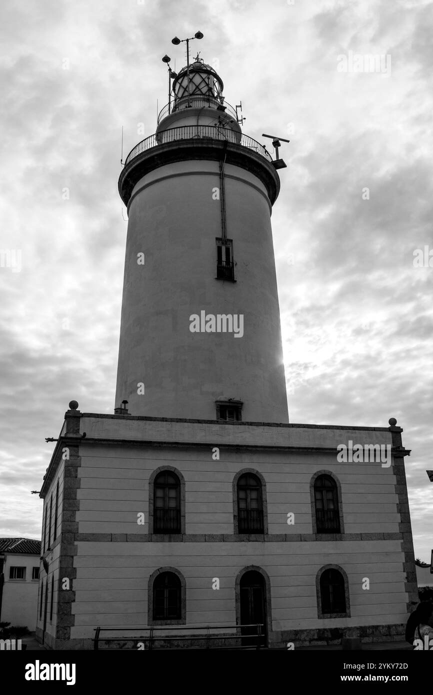 Phare de la Farola à Malaga en Espagne, il fait 21,64 mètres ou 71 pieds de haut construit en 1816. Banque D'Images