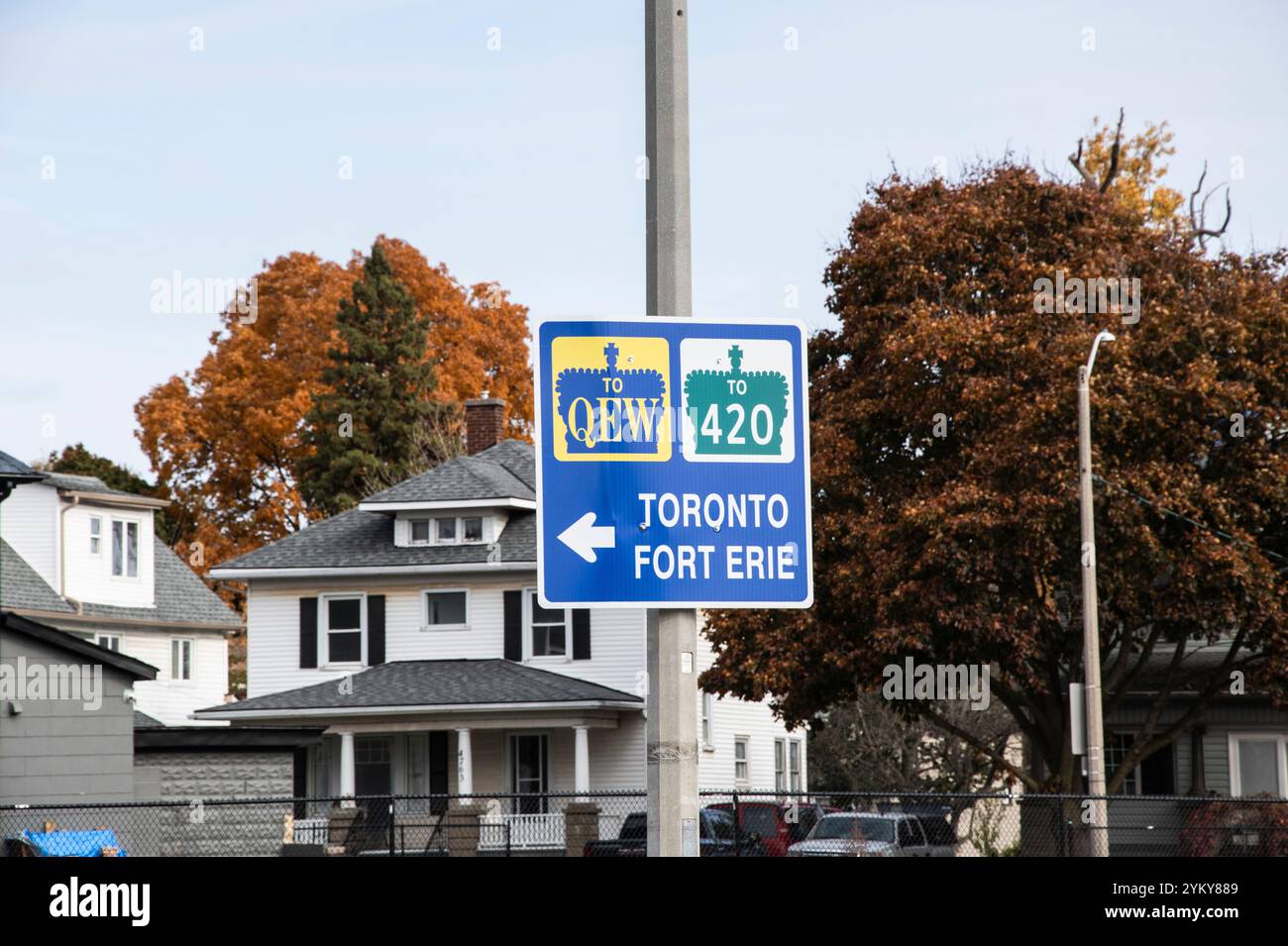 Panneau directionnel vers 420, QEW, Toronto et Fort Erie sur Victoria Avenue à Niagara Falls, Ontario, Canada Banque D'Images