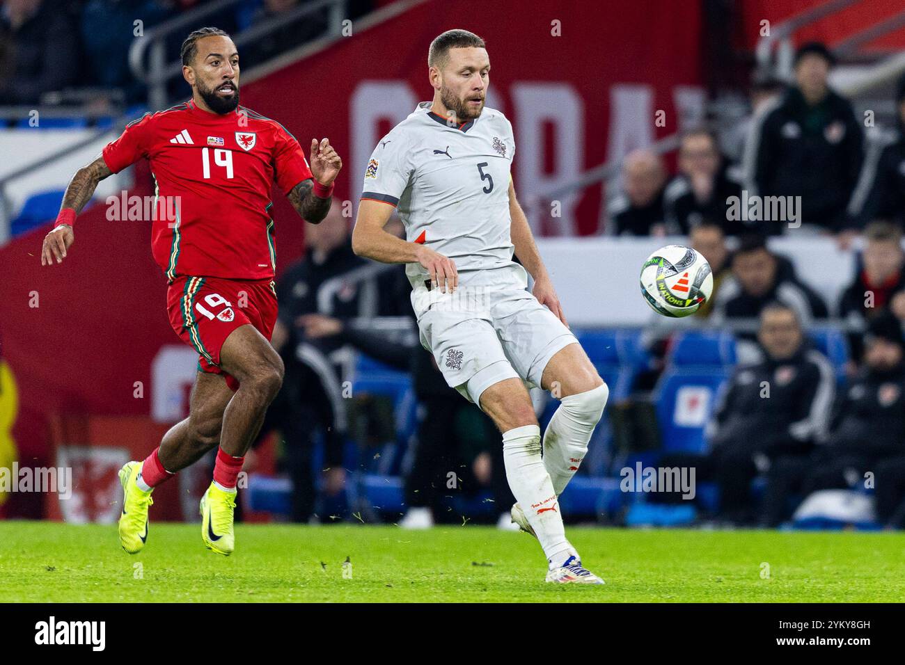 Cardiff, Royaume-Uni. 19 novembre 2024. Sverrir Ingason d'Islande en action contre Sorba Thomas du pays de Galles. Pays de Galles contre Islande dans l'UEFA Nations League au Cardiff City Stadium le 19 novembre 2024. Crédit : Lewis Mitchell/Alamy Live News Banque D'Images