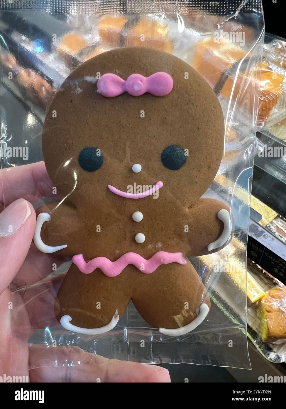 Super adorable mignon smiley Gingerbread Man conception de cookie dans un emballage en plastique pour prêt à consommer. Planifiez les soldes de Noël. Singapour - Image de stock capturée avec un smartphone