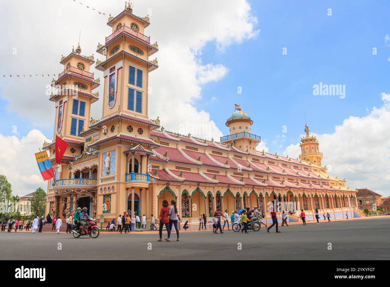 Tay Ninh Holy See est des tours de Caodaïsme dans la province de Tay Ninh au Vietnam. Connu pour son mélange unique de styles architecturaux de diverses religions. Banque D'Images