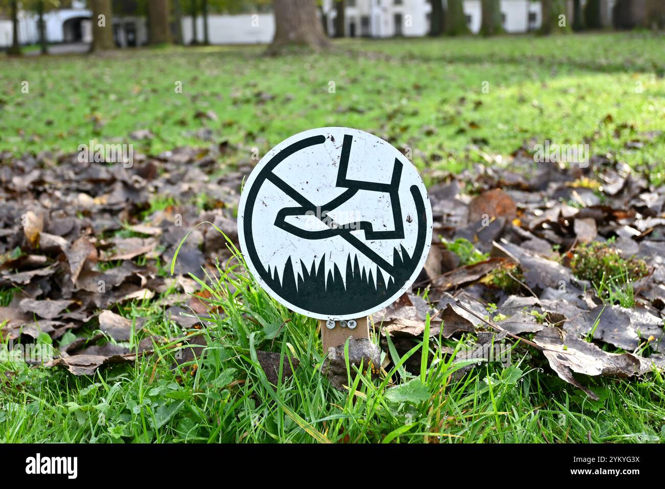 Panneau ne pas marcher sur l’herbe – Bruges, Belgique – 23 octobre 2024 Banque D'Images