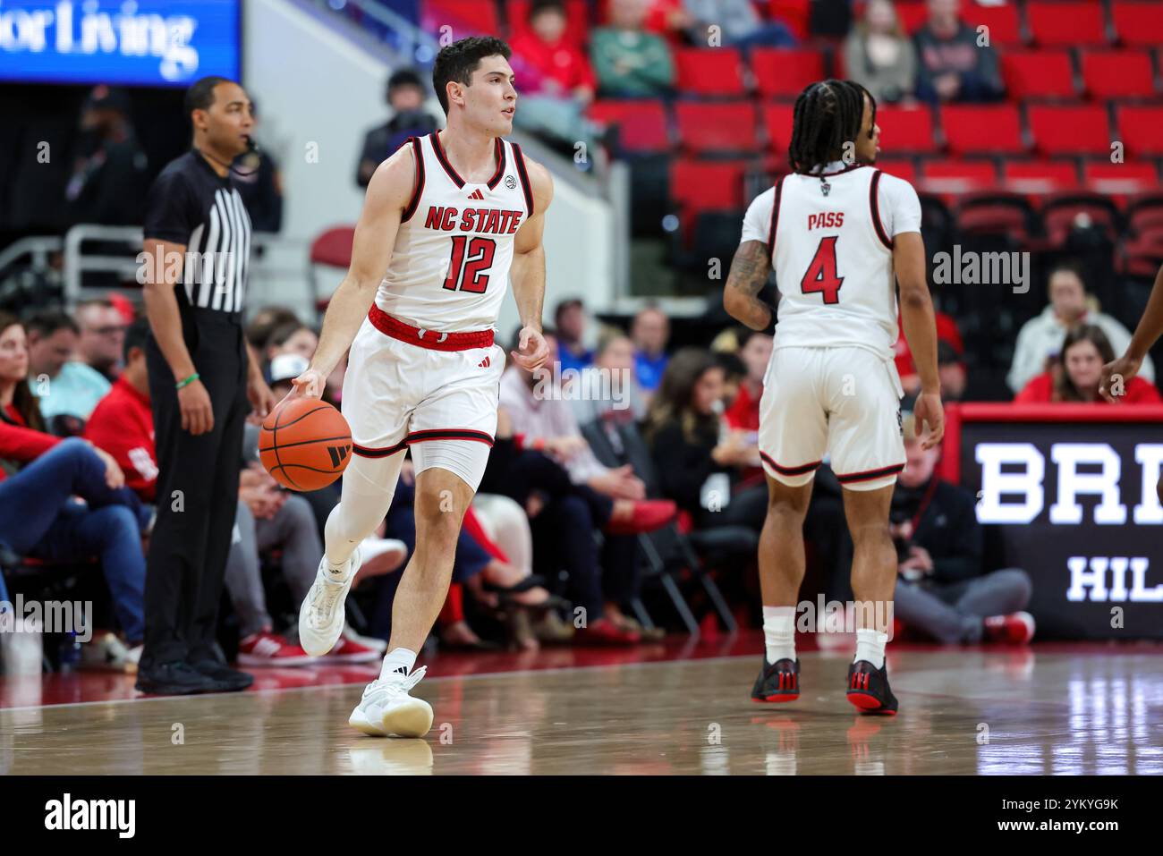 Raleigh, Caroline du Nord, États-Unis. 18 novembre 2024. MICHAEL O'CONNELL (12 ans), gardien de Wolfpack de Caroline du Nord, cherche à passer le ballon dans la première moitié du match de basket-ball masculin hors conférence de la NCAA entre les Colgate Raiders et NC State Wolfpack au Lenovo Center à Raleigh, en Caroline du Nord. (Crédit image : © Israel Anta via ZUMA Press Wire) USAGE ÉDITORIAL SEULEMENT! Non destiné à UN USAGE commercial ! Banque D'Images