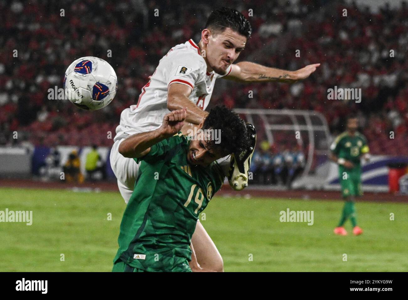 Jakarta, Indonésie. 19 novembre 2024. Justin Hubner (Top) de l'Indonésie affronte Mohammed Al Qahtani de l'Arabie Saoudite lors du match des qualifications asiatiques du Groupe C pour la Coupe du monde de la FIFA 2026 opposant l'Arabie Saoudite et l'Indonésie au stade Gelora Bung Karno à Jakarta, Indonésie, le 19 novembre 2024. Crédit : Agung Kuncahya B./Xinhua/Alamy Live News Banque D'Images