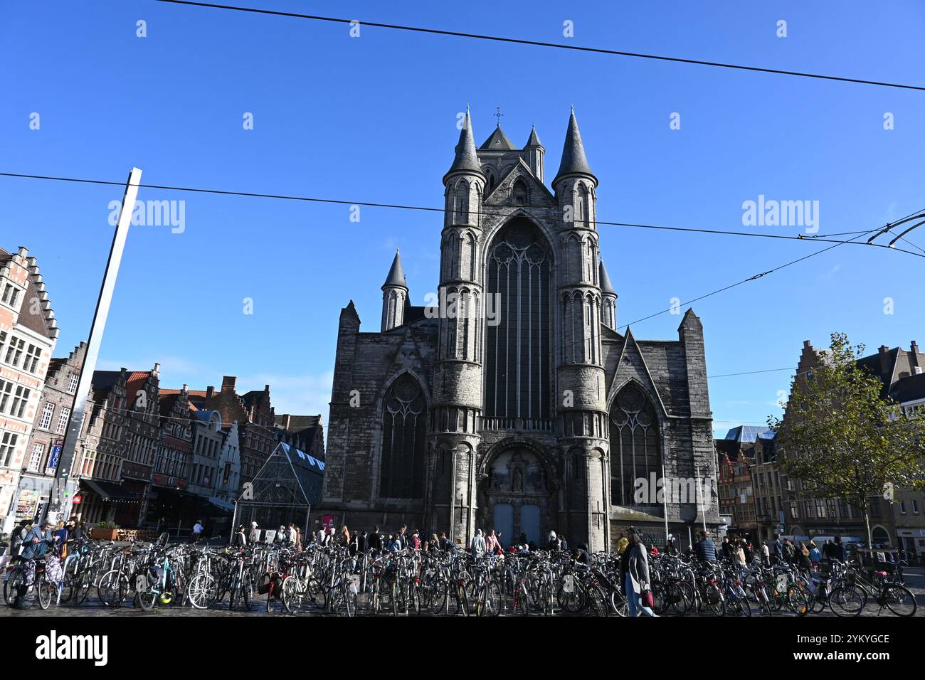 Vélos devant Gand Sint-Niklaaskerk (église Saint-Nicolas) – Gand, Belgique – 22 octobre 2024 Banque D'Images