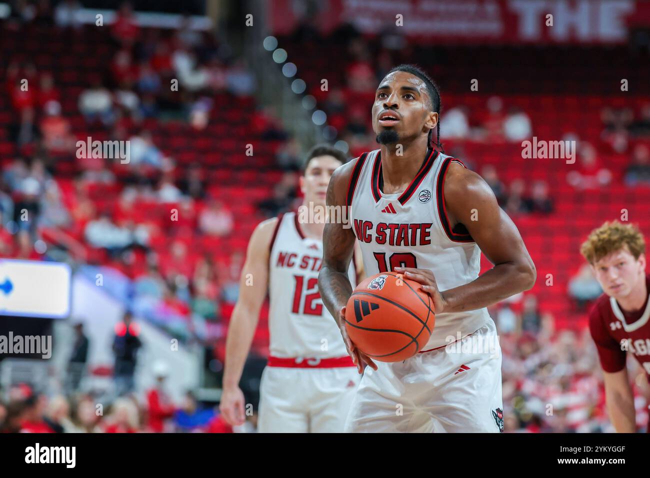 Raleigh, Caroline du Nord, États-Unis. 18 novembre 2024. MARCUS HILL (10 ans), gardien de Caroline du Nord, se prépare à tirer un lancer franc dans la seconde moitié du match de basket-ball masculin hors conférence de la NCAA entre les Colgate Raiders et NC State Wolfpack au Lenovo Center à Raleigh, en Caroline du Nord. (Crédit image : © Israel Anta via ZUMA Press Wire) USAGE ÉDITORIAL SEULEMENT! Non destiné à UN USAGE commercial ! Banque D'Images