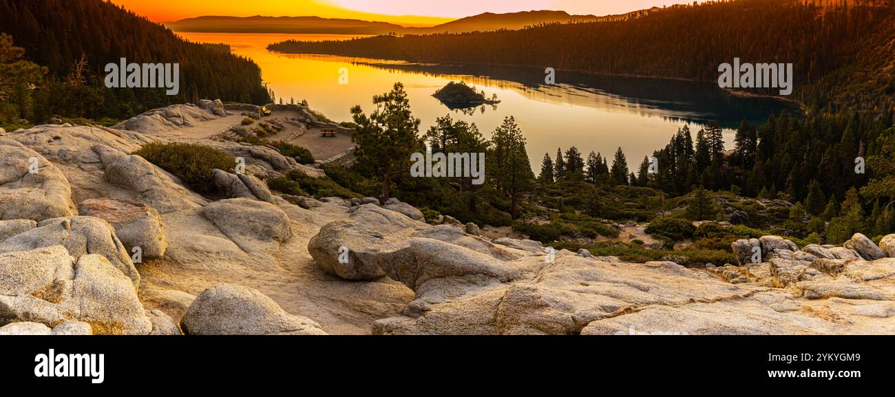 Aube sur Emerald Bay et Fannette Island, Emerald Bay State Park Lookout, Californie, États-Unis Banque D'Images