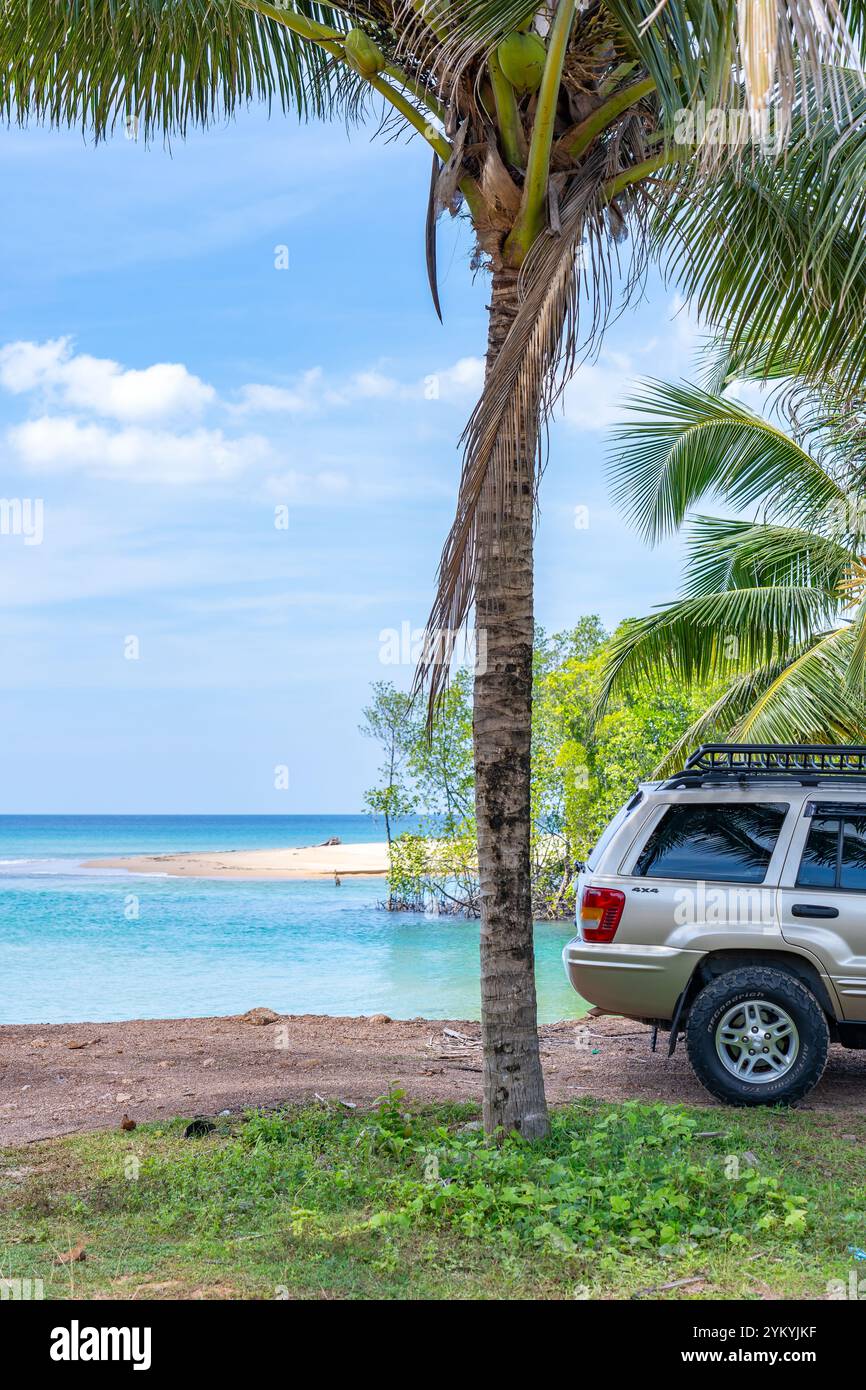 Phuket Thaïlande 19 novembre 2024 : Brown American SUV Jeep Grand Cherokee WJ 2002 près de la mer à Phuket Thaïlande, hors route sur terre, vue de la mer a Banque D'Images