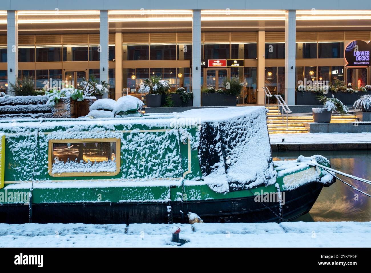 Bateaux de canal sur le canal d'Oxford dans la neige à l'aube. Banbury, Castle Quay Waterfront. Banbury, Oxfordshire, Angleterre Banque D'Images
