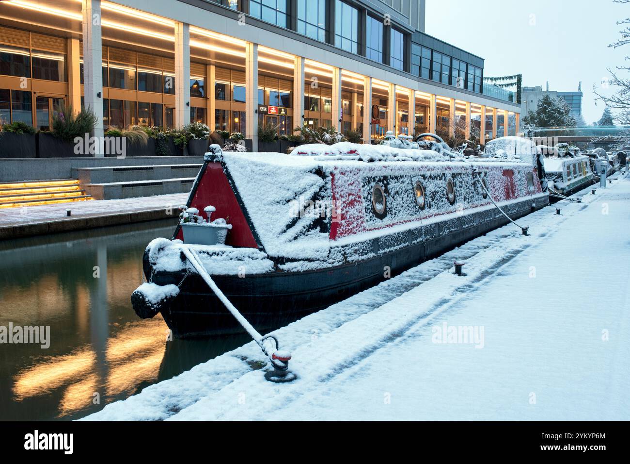 Bateaux de canal sur le canal d'Oxford dans la neige à l'aube. Banbury, Castle Quay Waterfront. Banbury, Oxfordshire, Angleterre Banque D'Images