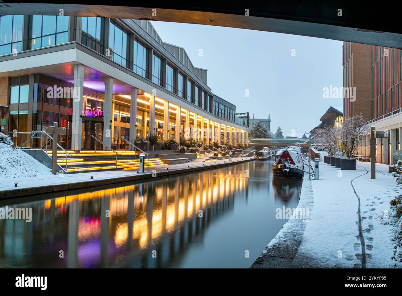 Bateaux de canal sur le canal d'Oxford dans la neige à l'aube. Banbury, Castle Quay Waterfront. Banbury, Oxfordshire, Angleterre Banque D'Images