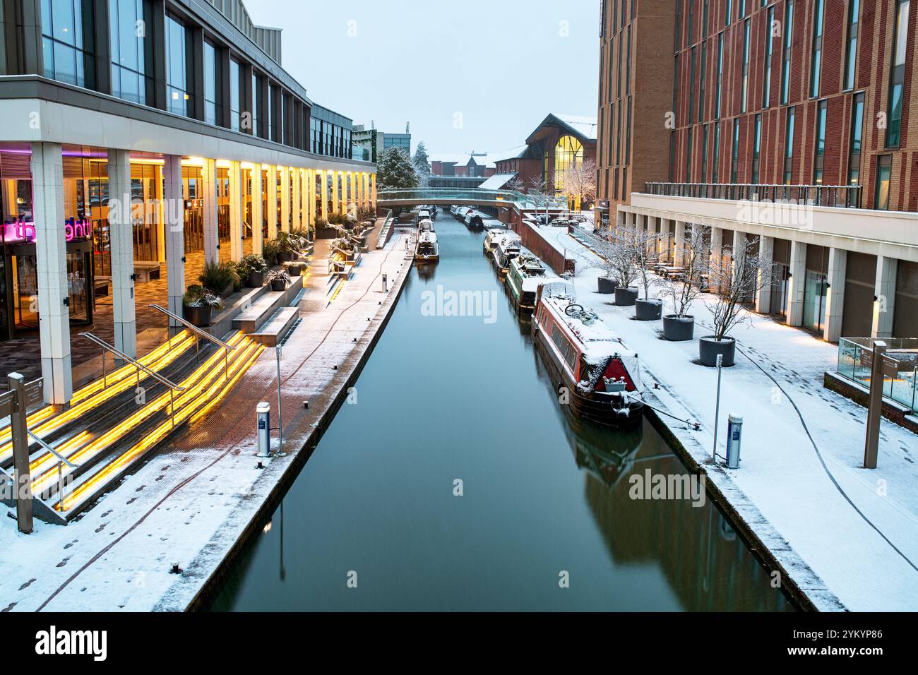 Bateaux de canal sur le canal d'Oxford dans la neige à l'aube. Banbury, Castle Quay Waterfront. Banbury, Oxfordshire, Angleterre Banque D'Images