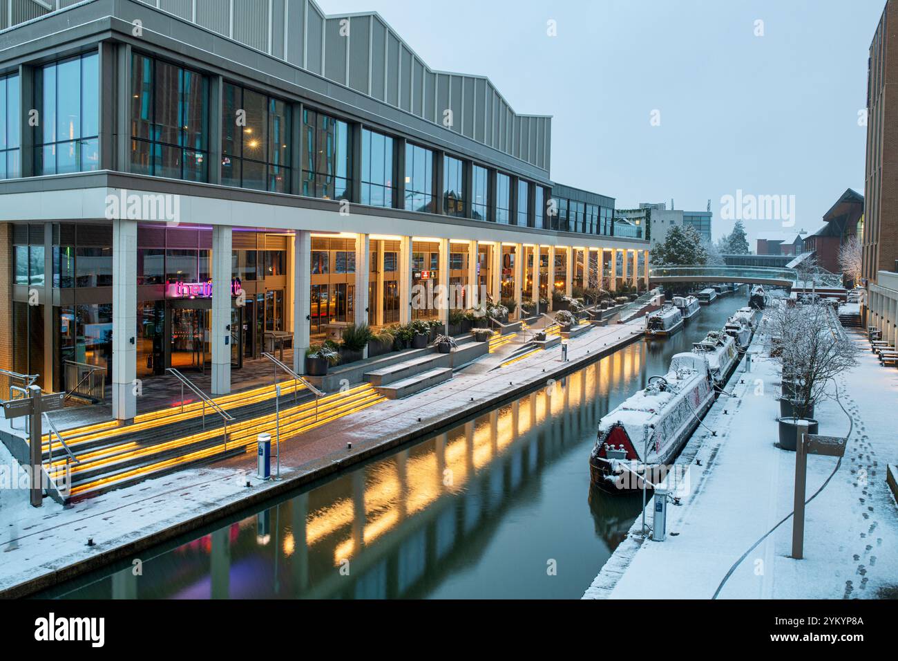 Bateaux de canal sur le canal d'Oxford dans la neige à l'aube. Banbury, Castle Quay Waterfront. Banbury, Oxfordshire, Angleterre Banque D'Images