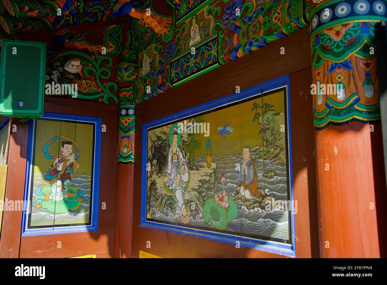 Comté de Yangyang, Corée du Sud - 3 novembre 2024 : murale vibrante à l'extérieur de l'Ermitage de Hongnyeonam au temple Naksansa, représentant l'icono bouddhiste Banque D'Images