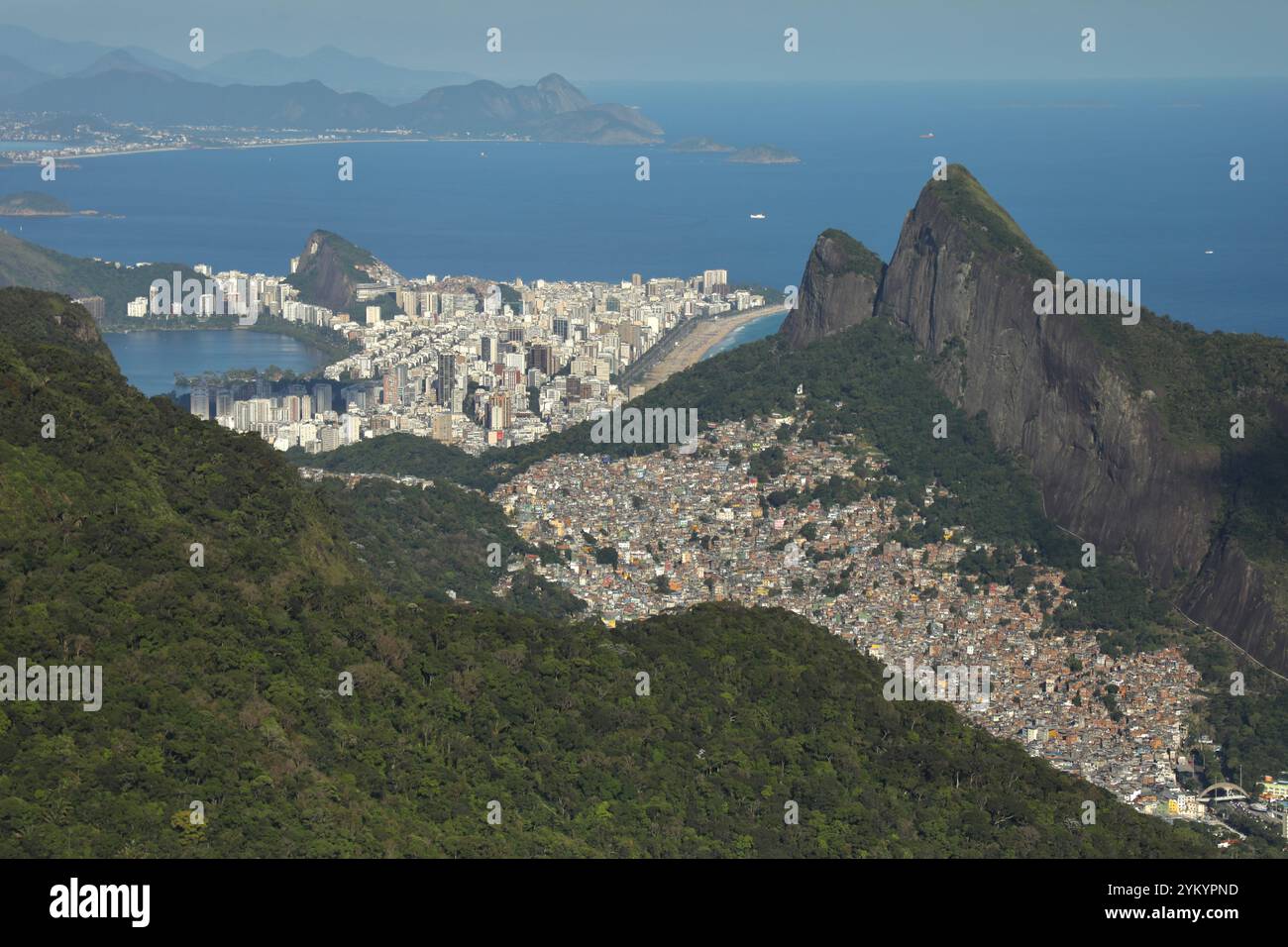 La colline dois Irmãos (deux frères) et la favela Rocinha sont vues depuis Pedra Bonita à Rio de Janeiro, au Brésil. En arrière-plan, le riche quartier d'Ipanema et la plage d'Ipanema sont photographiés. Banque D'Images