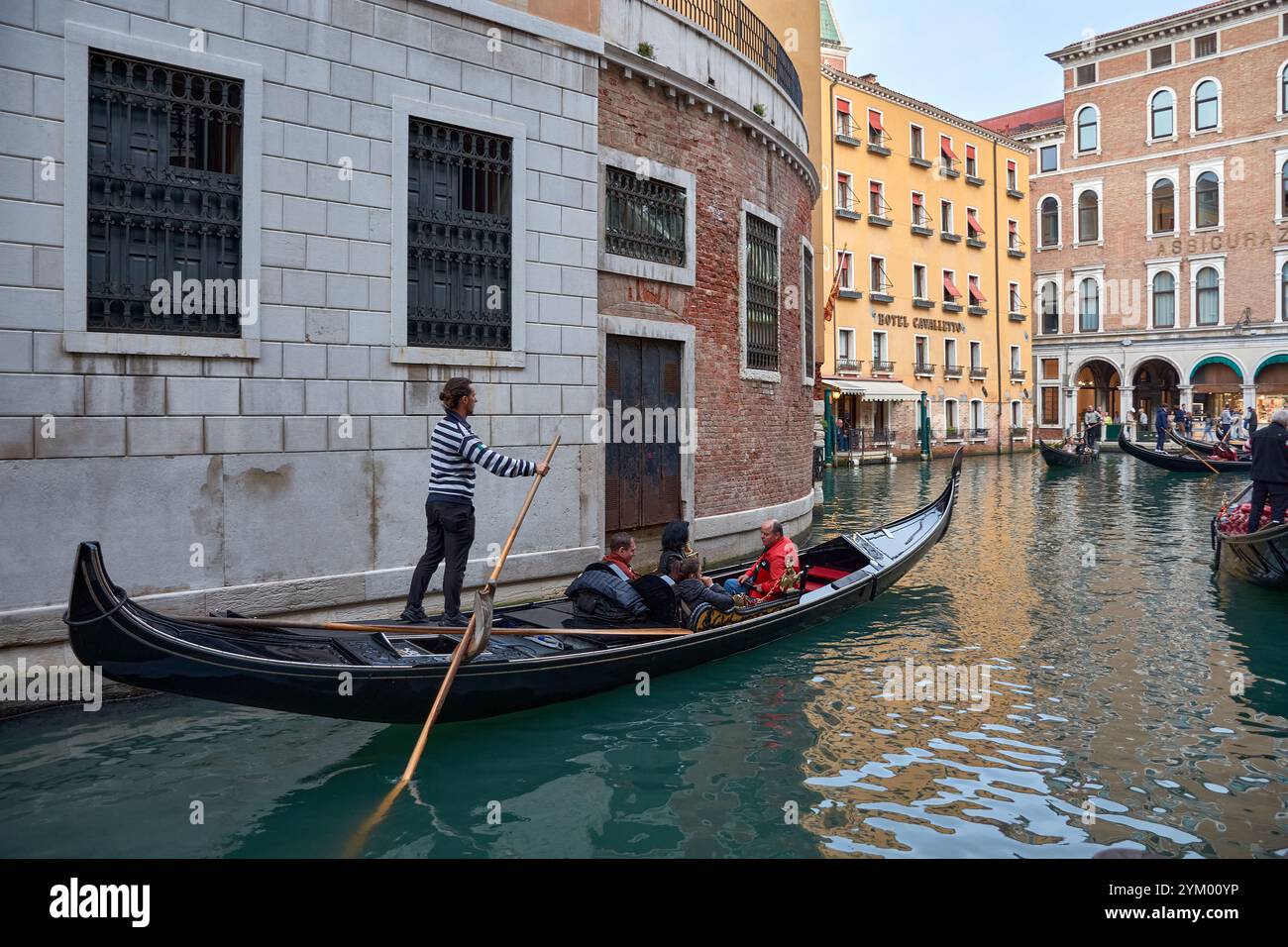 Venise, Italie;octobre,17,2024:par une journée ensoleillée à Venise, les gondoliers naviguent habilement sur les canaux pittoresques de la ville, mettant en valeur une tradition Banque D'Images