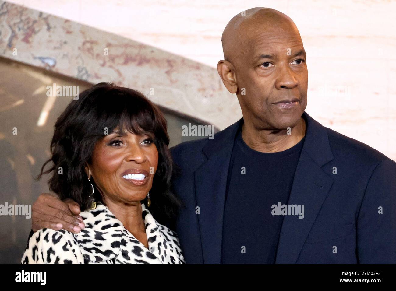 LOS ANGELES - nov 18 : Pauletta Washington, Denzel Washington à la première de Gladiator II Los Angeles au TCL Chinese Theater IMAX le 18 novembre 202 Banque D'Images