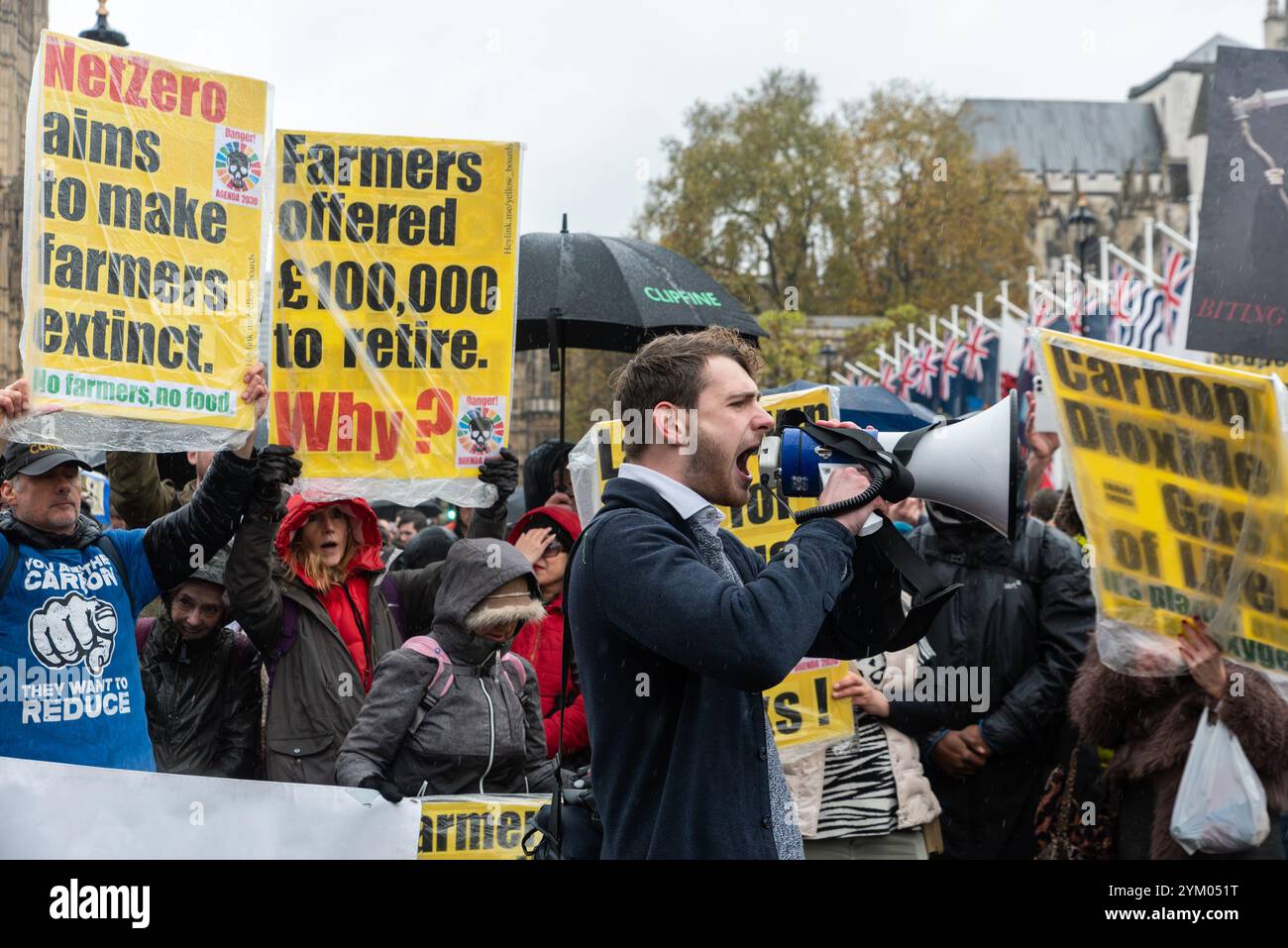 Les agriculteurs protestent à Londres contre l'intention budgétaire du Labour de limiter l'aide aux biens agricoles (APR) qui, selon eux, risque de compromettre l'avenir de l'agriculture Banque D'Images