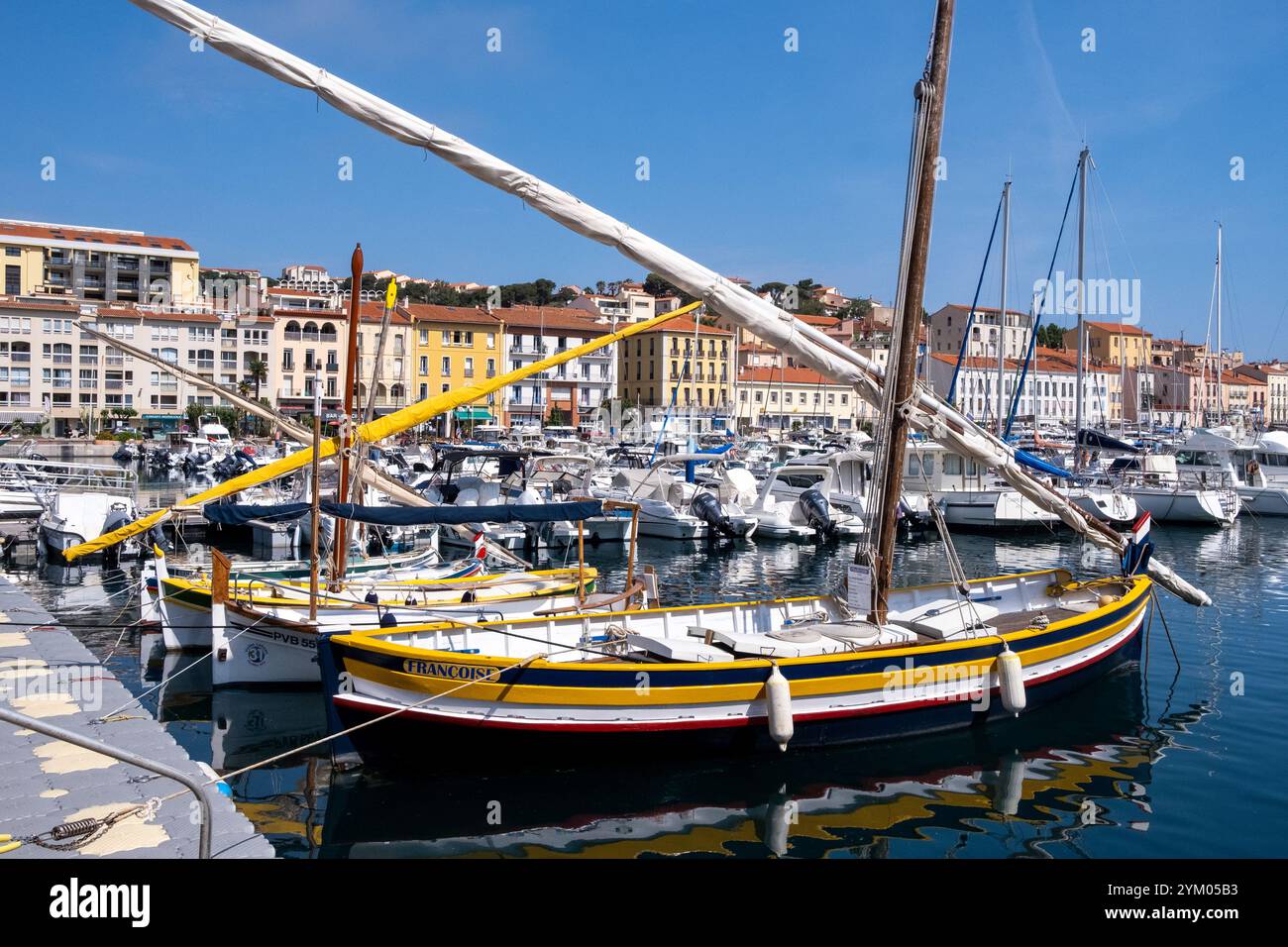 Bateau catalan traditionnel appelle la barque catalane sur le port de plaisance de la marina sur la mer Méditerranée Port-Vendres dans les Pyrénées-Orientales dep Banque D'Images