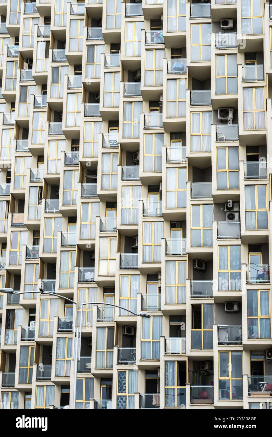 Façade d'un grand bâtiment à plusieurs étages avec de nombreuses fenêtres Banque D'Images
