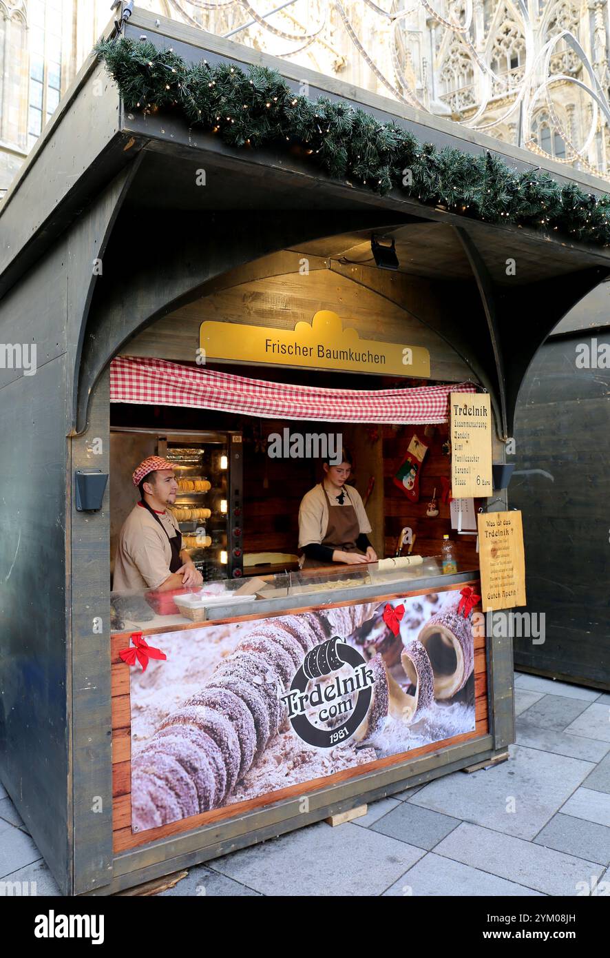 VIENNE, AUTRICHE-14 NOVEMBRE 2023 : non identifié Trdelnik aka Chimney Cake vendeurs attendant des clients au marché de Noël Banque D'Images