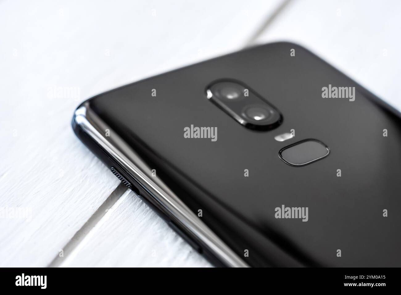 Gros plan smartphone moderne noir sur la table en bois blanc Banque D'Images