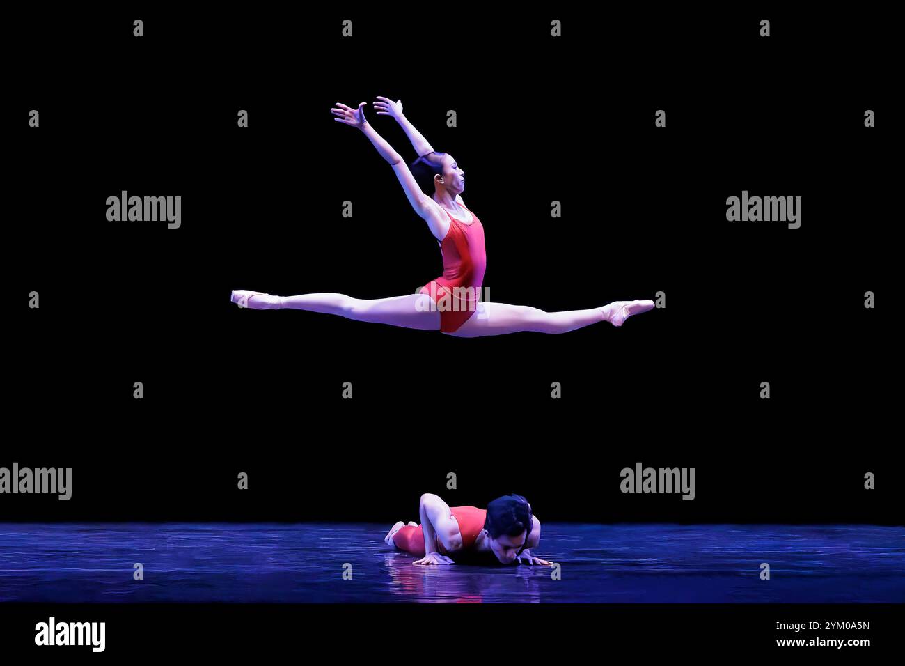 Grand jeté in Morphoses ballet chorégraphié par Christopher Wheeldon Banque D'Images Grand jeté in Morphoses ballet chorégraphié par Christopher Wheeldon Banque D'Images