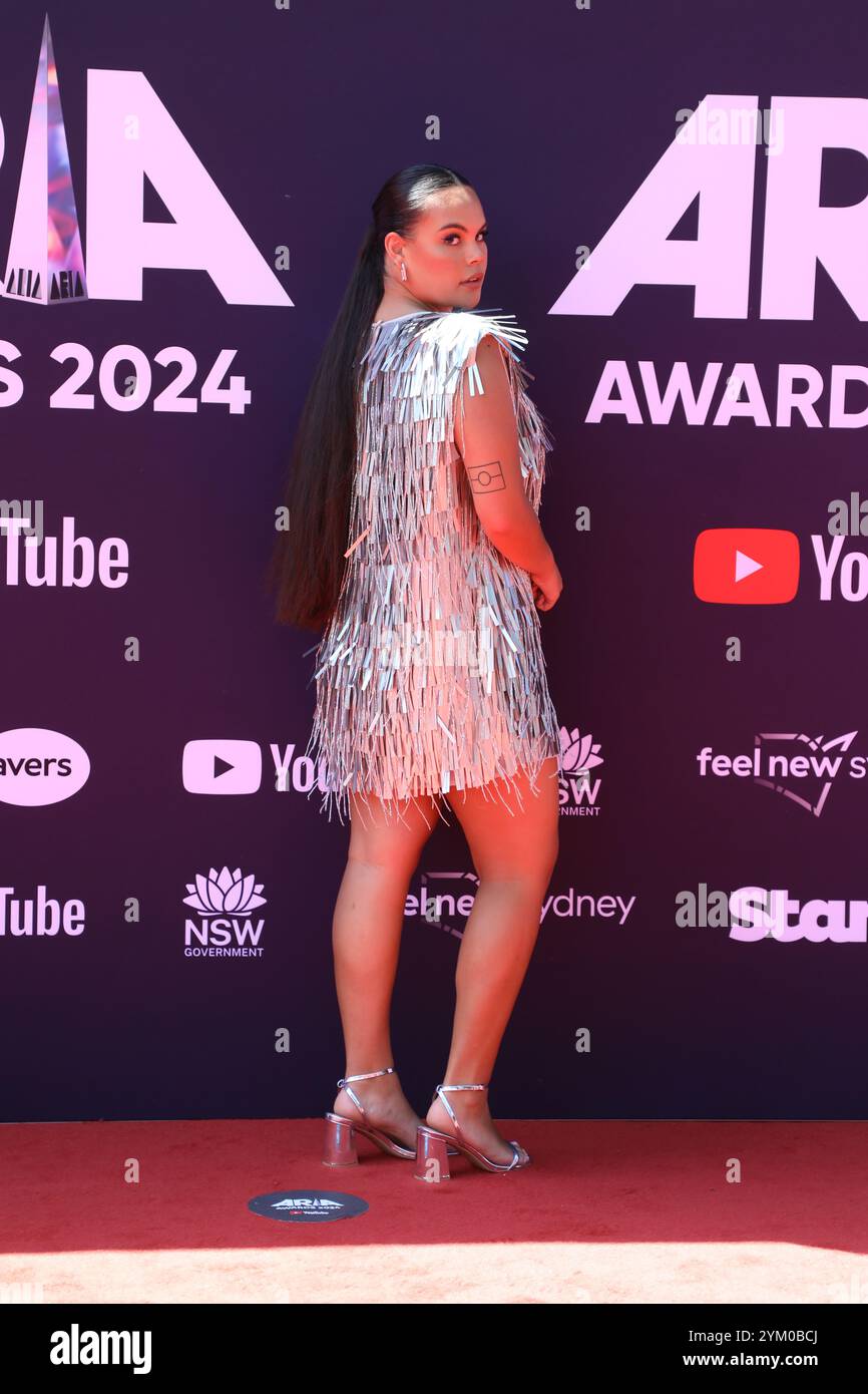 Sydney, Australie. 20 novembre 2024. La chanteuse R&B Mi-kaisha, vêtue d'une superbe mini-robe à franges argentées et de sandales à talons assorties, arrive sur le tapis rouge pour les ARIA Awards 2024 au Hordern Pavilion, Moore Park. Crédit : Richard Milnes/Alamy Live News Banque D'Images