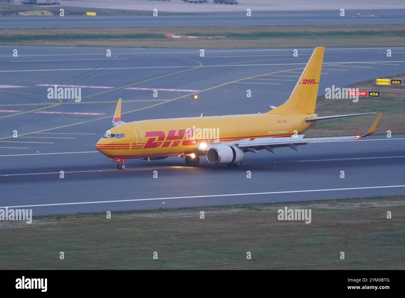 ISTANBUL, TURKIYE - 21 JUIN 2023 : DHL Aviation Boeing 737-8Q8 (30672) atterrissant à l'aéroport international d'Istanbul Banque D'Images