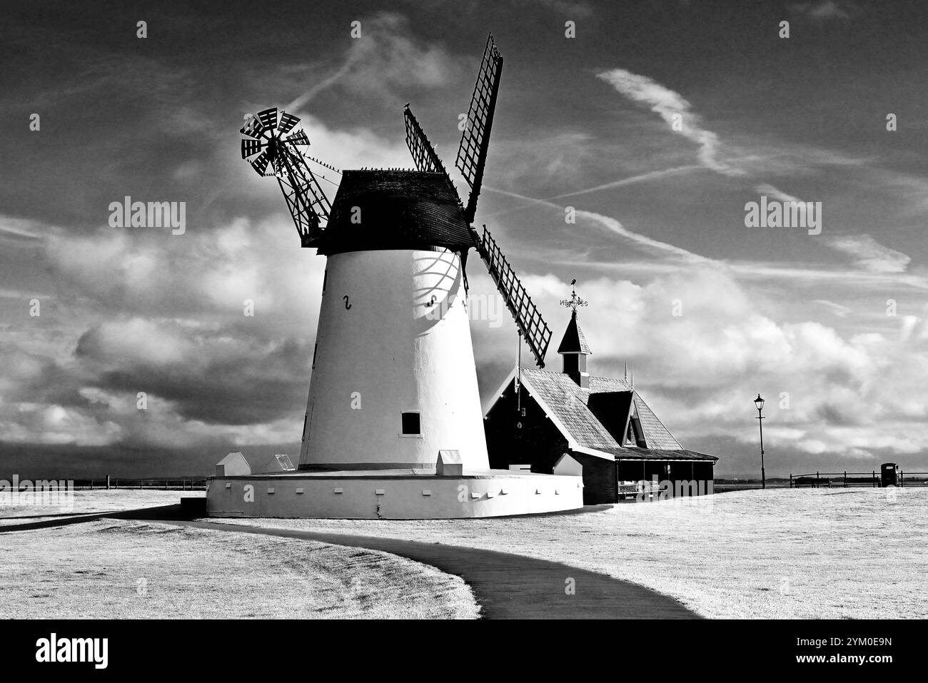 Autour du Royaume-Uni - Lytham Windmill in Infra Rouge Banque D'Images