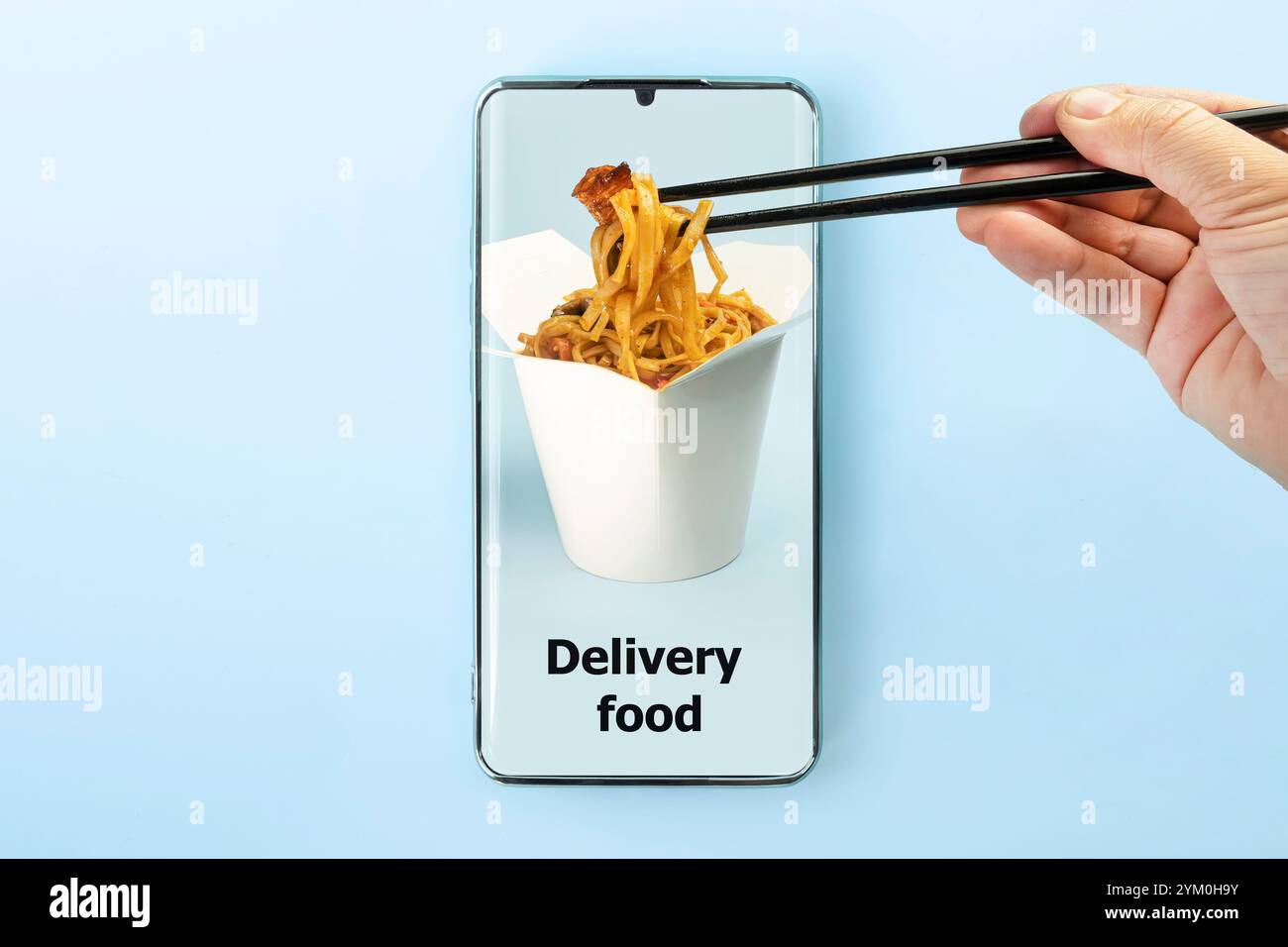 Commandez et livrez des aliments en ligne. Mangez depuis votre smartphone. Gadget sur fond bleu. restauration rapide et livraison rapide lors de la commande en ligne concept. commandez un repas Banque D'Images