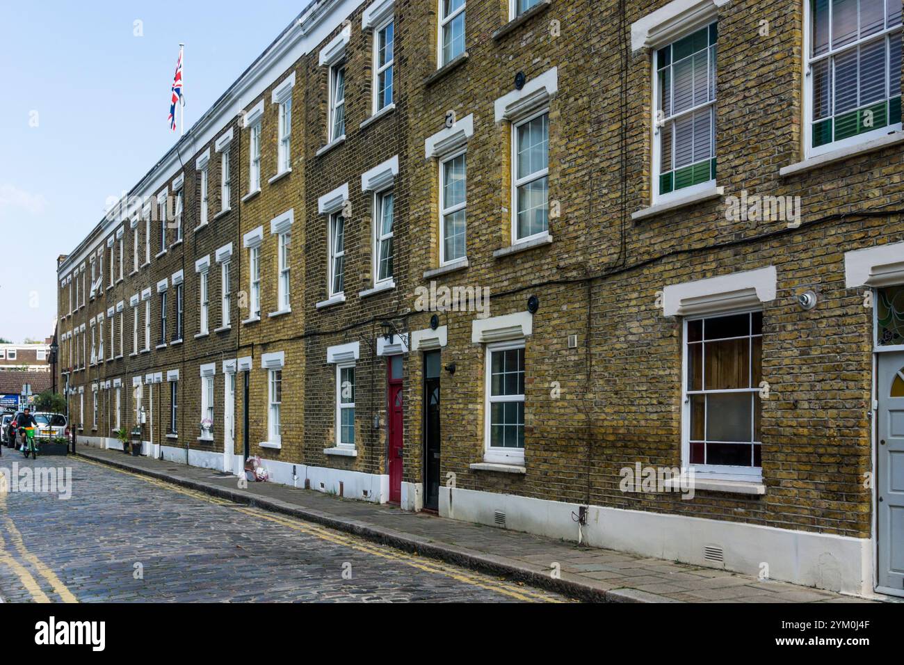 Gascoigne place, Shoreditch. Maisons mitoyennes du XIXe siècle sur une route pavée dans l'est de Londres. Banque D'Images