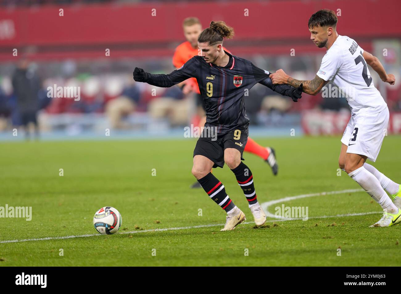 17.11.2024, Wien, Ernst Happel Stadion, AUT, Unterwegs in Wien, Österreich - Slowenien, UEFA Nations League, im Bild Marcel Sabitzer, AUT, David Brekalo, SLO, *** 17 11 2024, Vienne, stade Ernst Happel, AUT, sur la route de Vienne, Autriche Slovénie, UEFA Nations League, sur l'image Marcel Sabitzer, AUT , David Brekalo, SLO , Banque D'Images