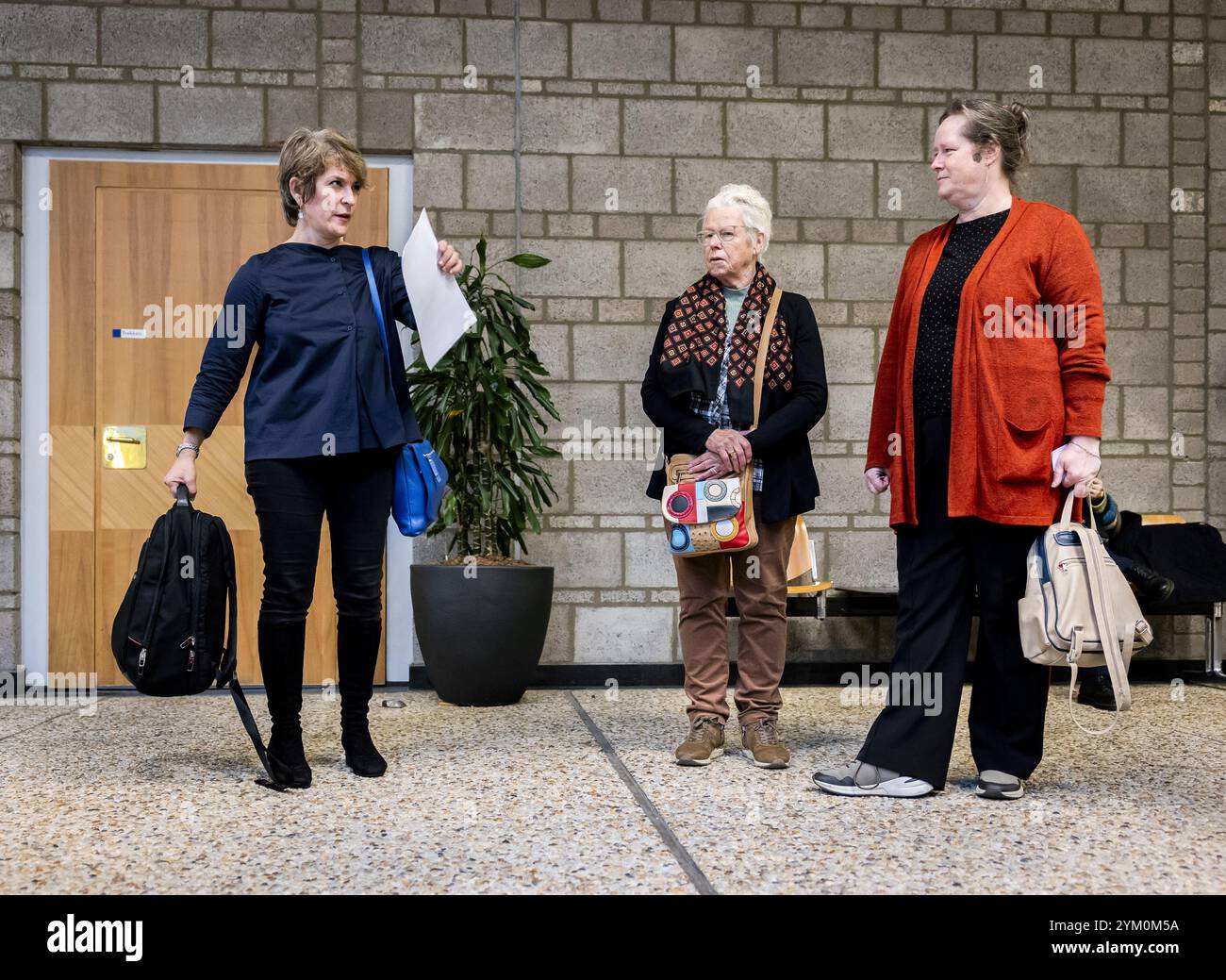 DEN HAAG - Co-plaignantes Vanessa Lann (l) et Petra Muilenburg (R) dans une action en justice intentée par de Kunstenbond contre l'État pour dommages corona de zzp'ers. Le Kunstenbond veut que cette affaire reconnaisse que les zzp'ers culturels ont été traités injustement dans la crise corona et devraient être indemnisés pour cela. ANP REMKO DE WAAL pays-bas Out - belgique Out Banque D'Images