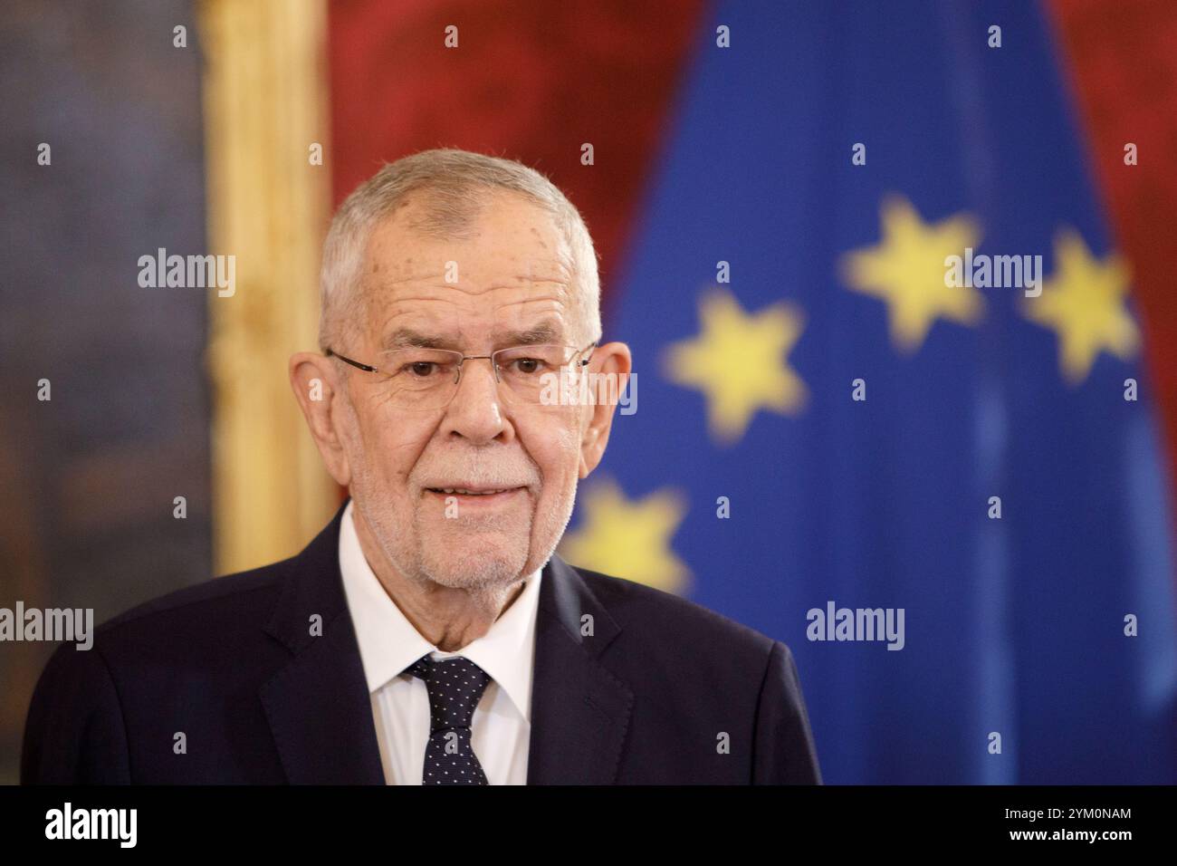 AUTRICHE ; VIENNE ; 20241120 ; Portrait du président fédéral Alexander Van der Bellen lors de la cérémonie de prestation de serment du nouveau ministre des Finances Gunter Mayr (pas sur la photo) avec le drapeau européen à la Chancellerie présidentielle dans la Hofburg de Vienne à Vienne le 20 novembre 2024. /// Österreich ; WIEN ; 20241120 ; Portrait des Bundespräsident Alexander Van der Bellen während Angelobung des neuen Finanzminister Gunter Mayr (nicht im Bild) mit der Europa Fahne in der Präsidentschaftskanzlei in der Wiener Hofburg in Wien am 20. Novembre 2024. - 20241120 PD1865 Banque D'Images