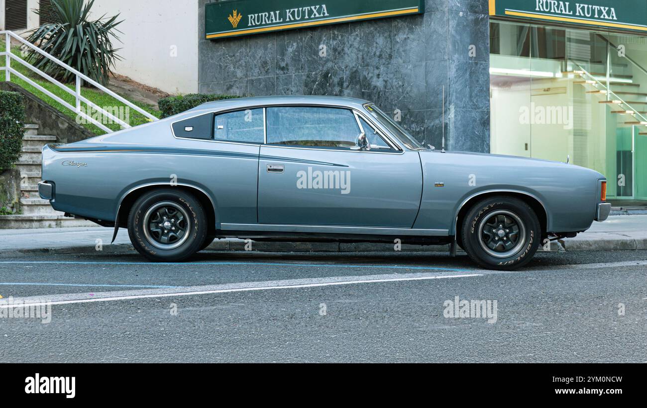 Urnieta, Espagne-5 octobre 2024 : 1973 Chrysler VJ Valiant charger 770 dans les rues de la ville Banque D'Images