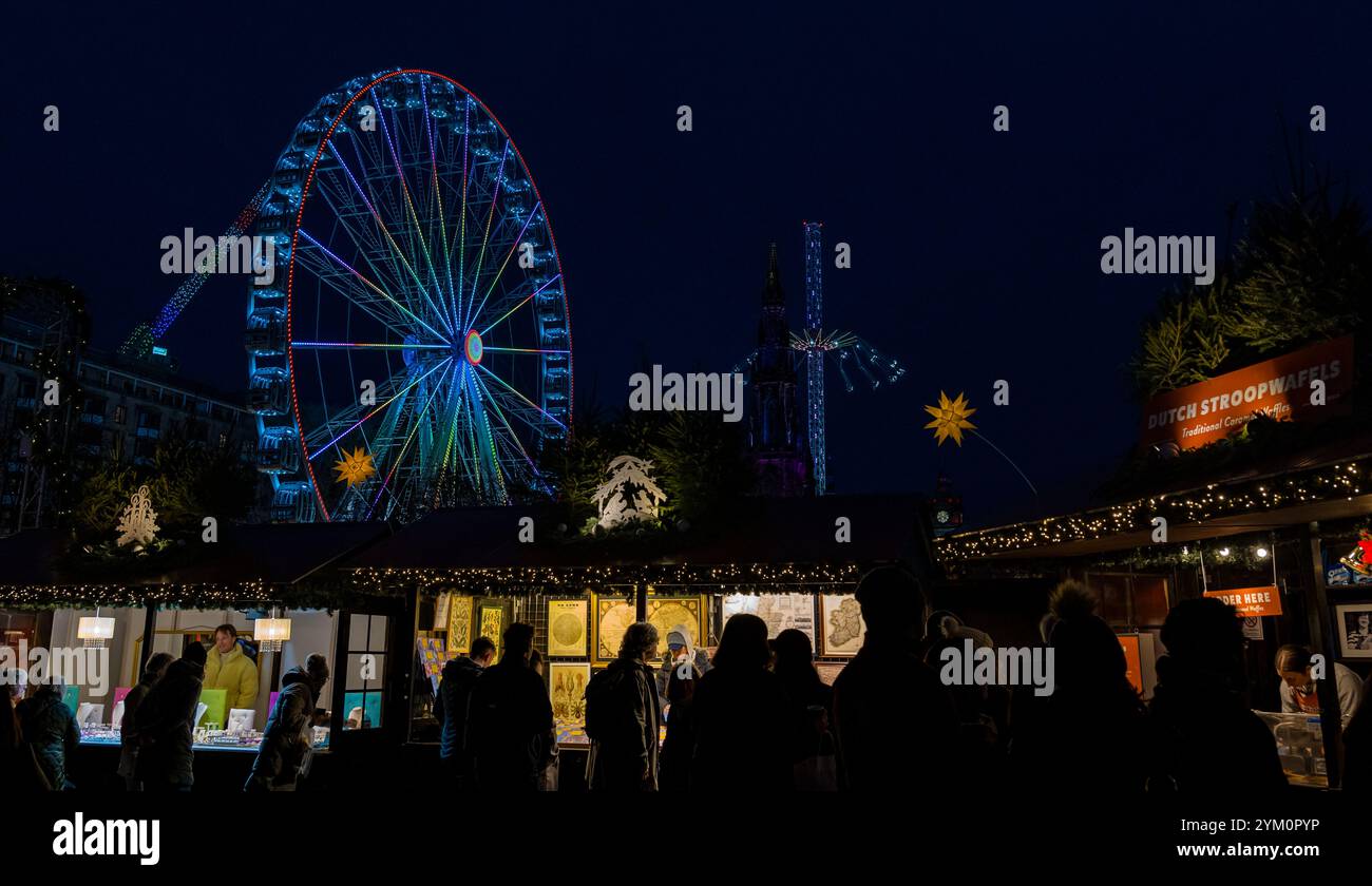 Grand parc d'expositions de Noël grande roue sur Princes Street illuminé la nuit, Édimbourg, Écosse, Royaume-Uni Banque D'Images