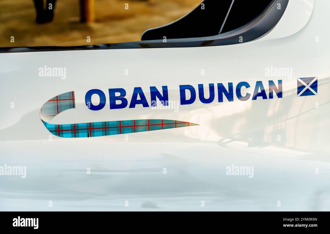 Coque de bateau à moteur avec le nom du jeune coureur écossais de bateau à moteur Oban Duncan imprimé sur la coque au-dessus du tartan et à côté du drapeau de St Andrew Banque D'Images