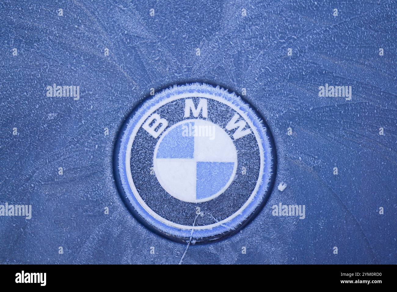 Londres, Royaume-Uni. 20 novembre 2024 le logo de la voiture BMW est recouvert de gel épais alors que la Grande-Bretagne connaît des conditions de gel et que les températures devraient chuter en dessous de zéro degré celsius . Le met Office a étendu une alerte de temps violent pour la neige et la glace dans certaines parties du Royaume-Uni, . Crédit. Amer Ghazzal/Alamy Live News Banque D'Images