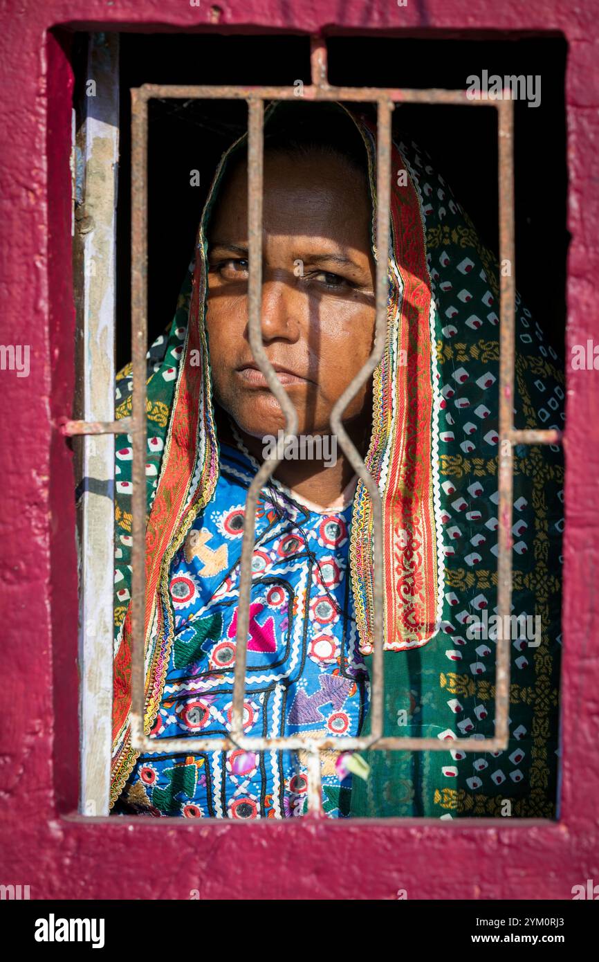 Portrait d'une femme de la communauté tribale, région de Kutch, Gujarat, Inde Banque D'Images