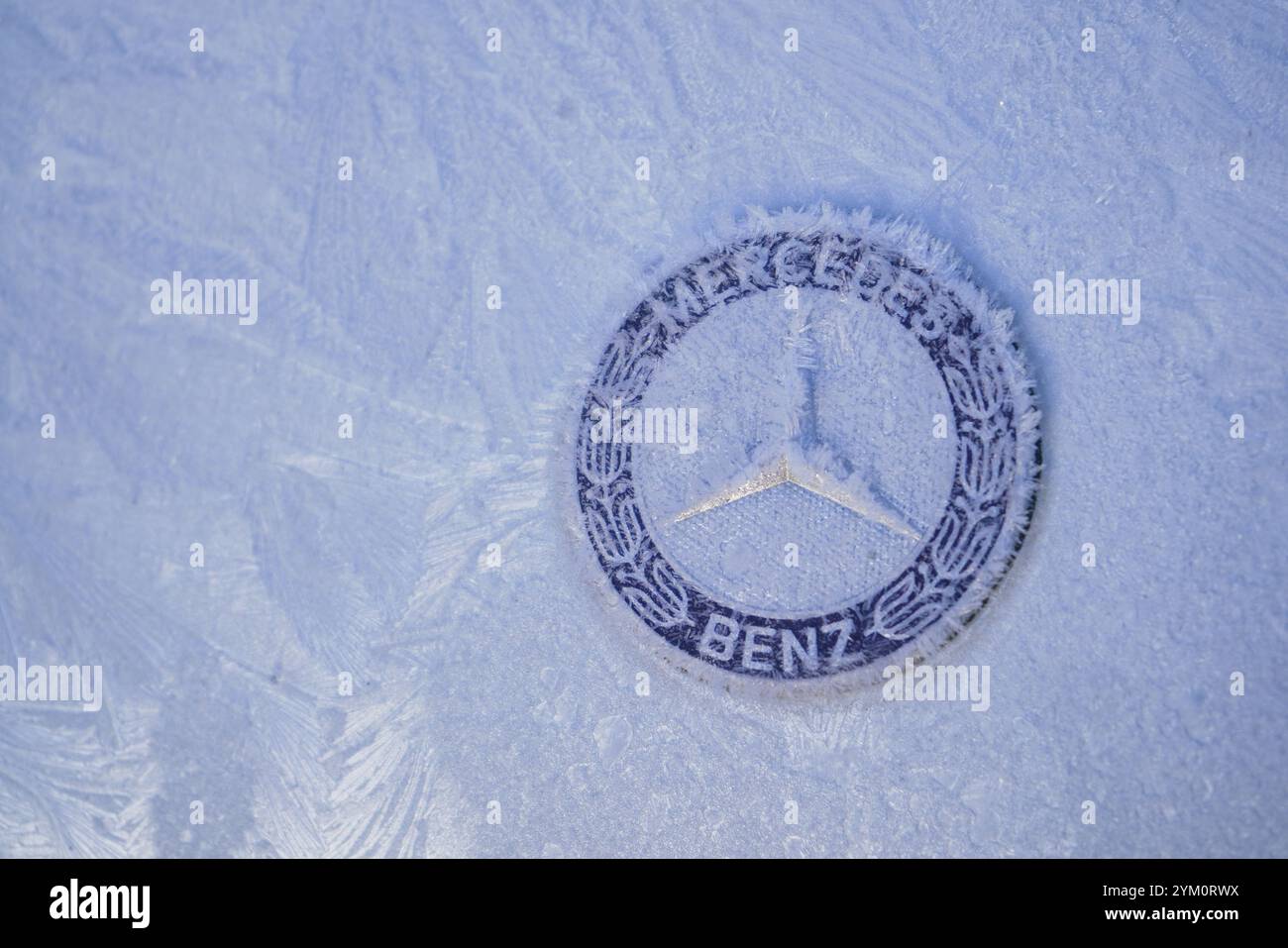 Londres, Royaume-Uni. 20 novembre 2024 Un logo de voiture Mercedes Benz est recouvert de gel épais alors que la Grande-Bretagne connaît des conditions de gel et que les températures devraient descendre en dessous de zéro degré celsius . Le met Office a étendu une alerte de temps violent pour la neige et la glace dans certaines parties du Royaume-Uni, . Crédit. Amer Ghazzal/Alamy Live News Banque D'Images