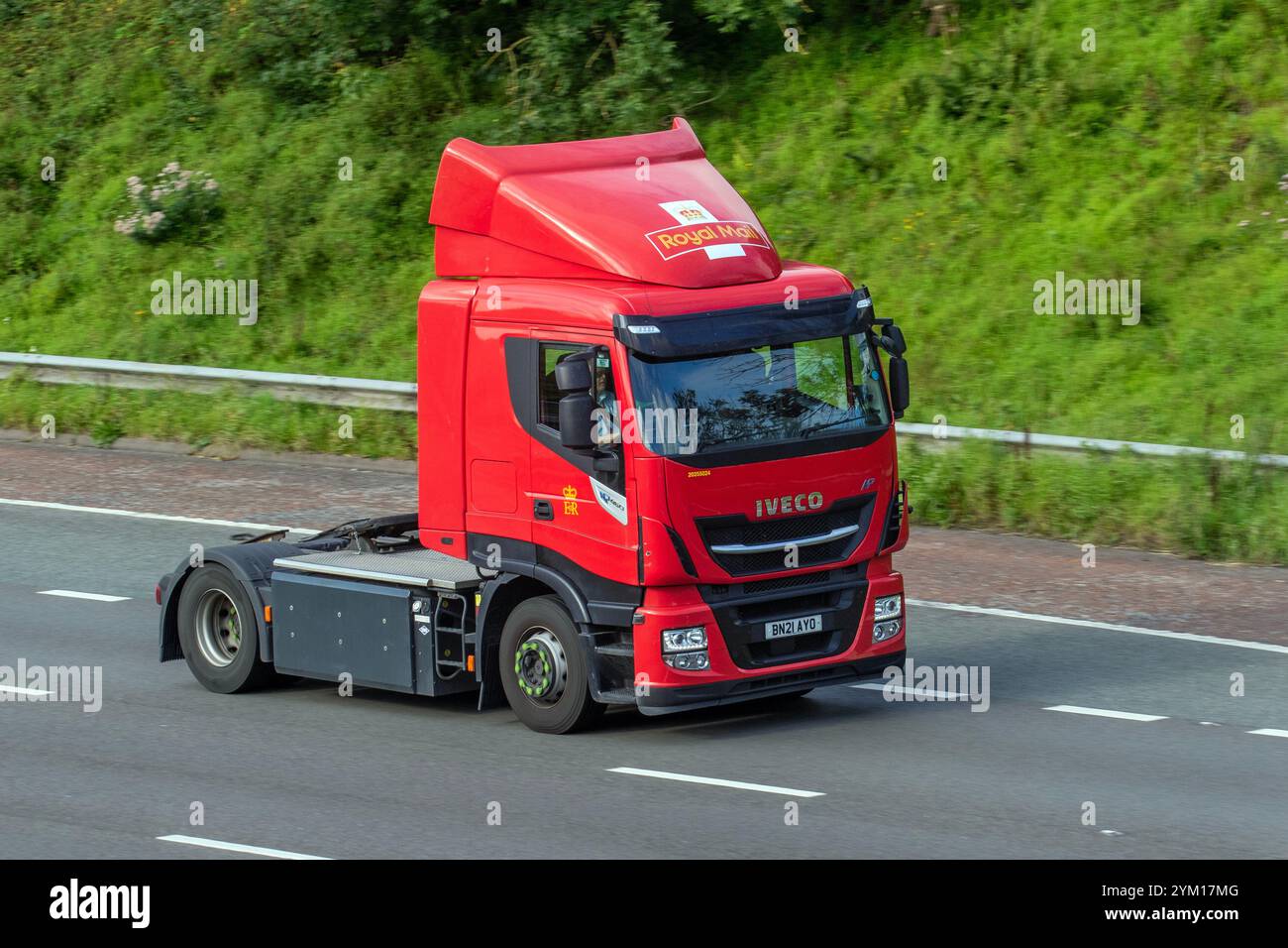 2021 IVECO STRALIS AS440S46T/P LNG S, tracteur routier HGV 4x2, tracteurs routiers IVECO circulant sur l'autoroute M6 Royaume-Uni Banque D'Images