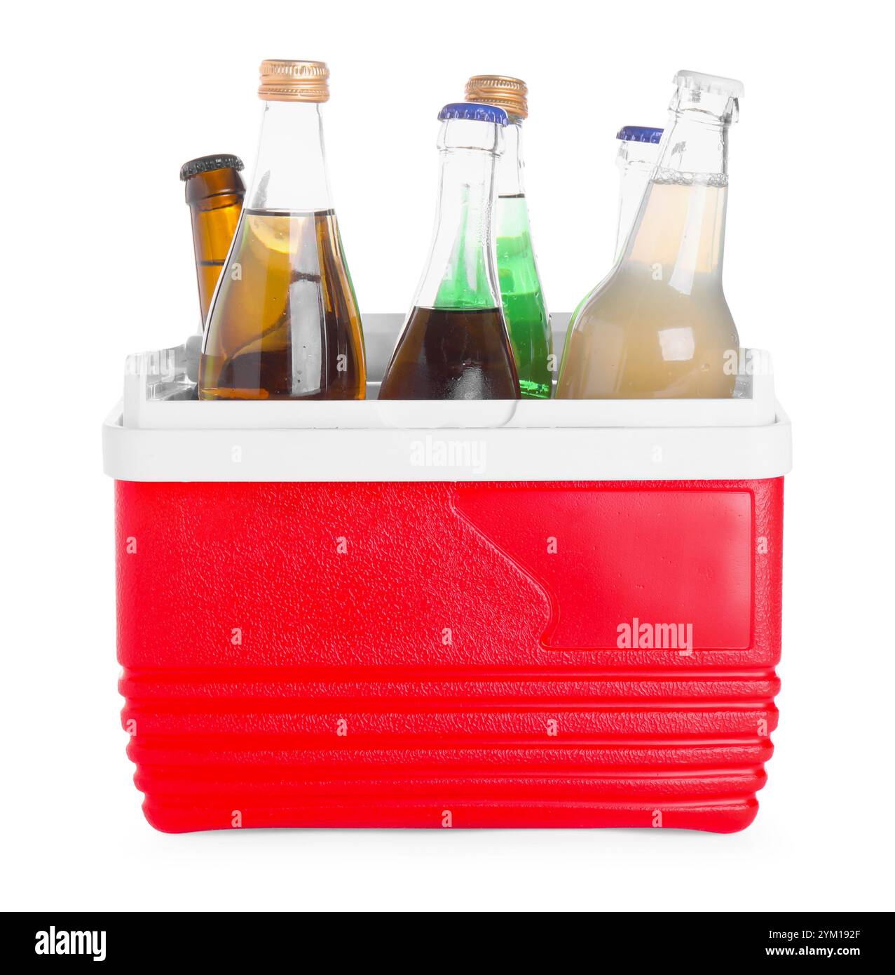 Beaucoup de bouteilles de boissons dans la glacière isolée sur blanc Banque D'Images