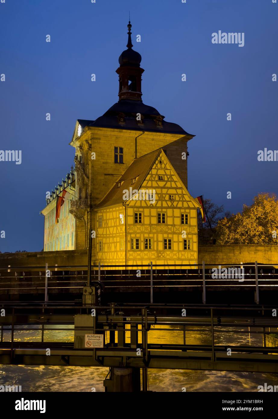 Ancien hôtel de ville de Bamberg la nuit haute-Franconie, Bavière, Allemagne, Europe en automne vertical Banque D'Images